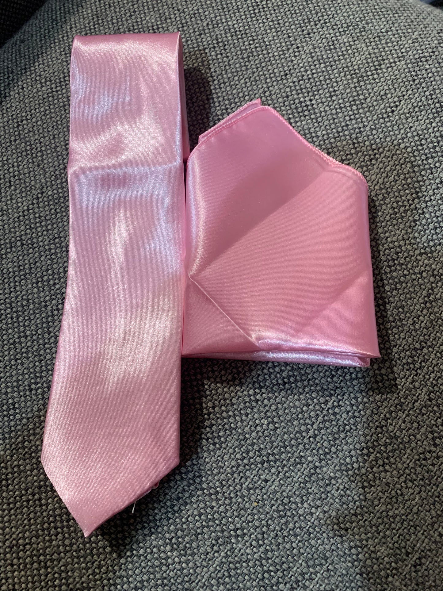 No brand tie and pocket square pink
