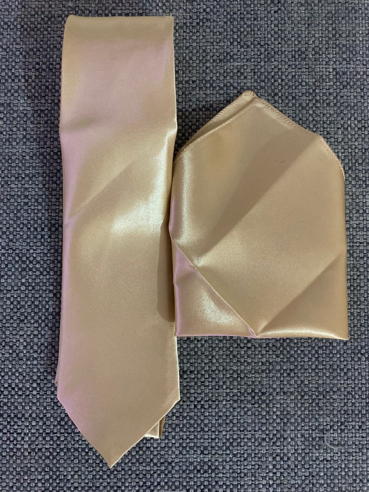 No brand tie and pocket square gold